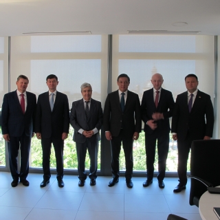 El presidente Juan Manuel Fernández con miembros de la delegación de Kazajistán